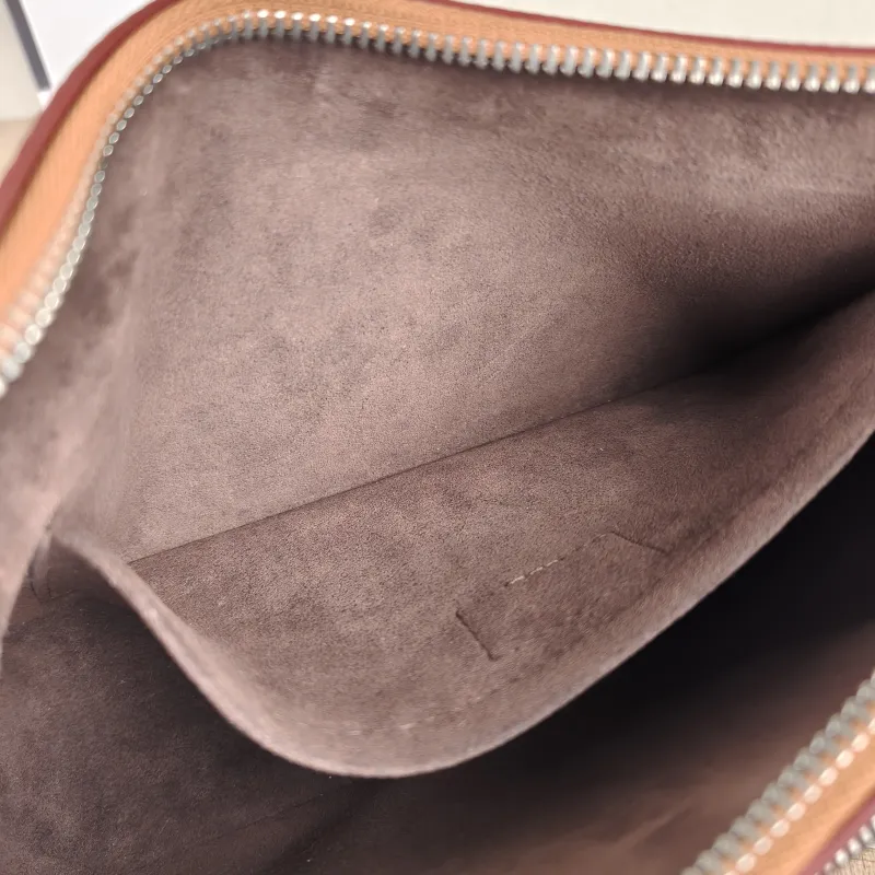 Louis Vuitton Crossbody Bag MARELLE Epi Embossed Calfskin Small 25 × 8 × 15 cm — detail view 5 of 12