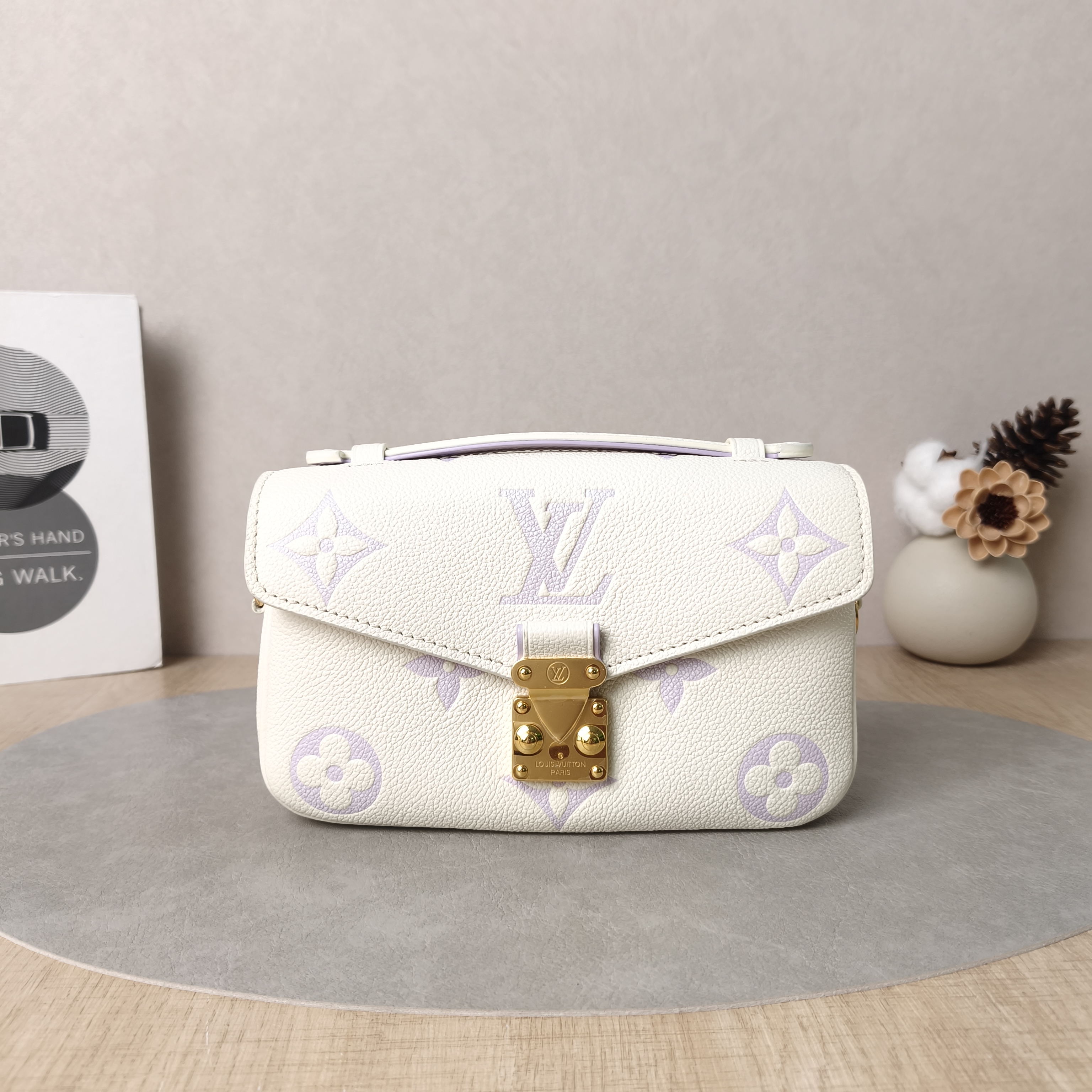 Louis Vuitton Crossbody Bag Pochette Métis East West White · Empreinte Embossed Calfskin Small21.5 × 6 × 13.5 cm