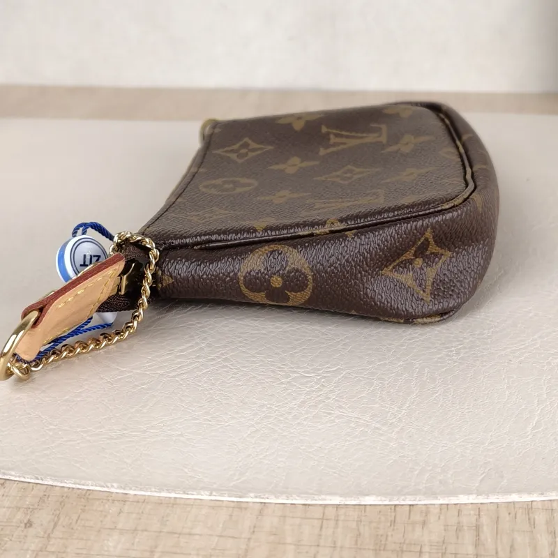 Louis Vuitton Clutch Mini Pochette Accessoires Monogram PVC Mini 15.5 × 4 × 10.5 cm — detail view 8 of 8