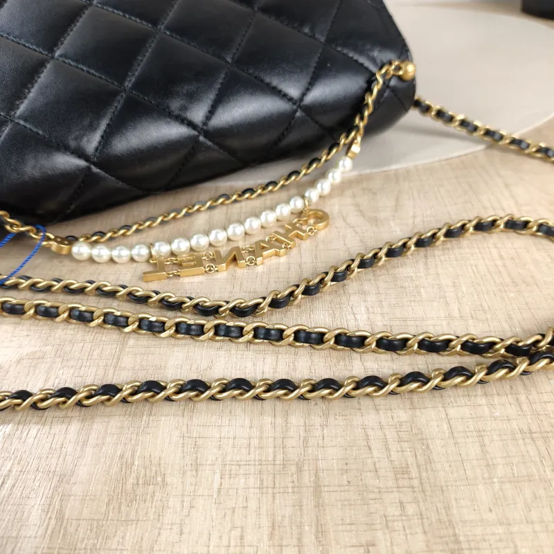 Chanel Crossbody Bag 24a Pearl Black Lambskin One Size 22 × 11 × 14.5 cm — detail view 1 of 11