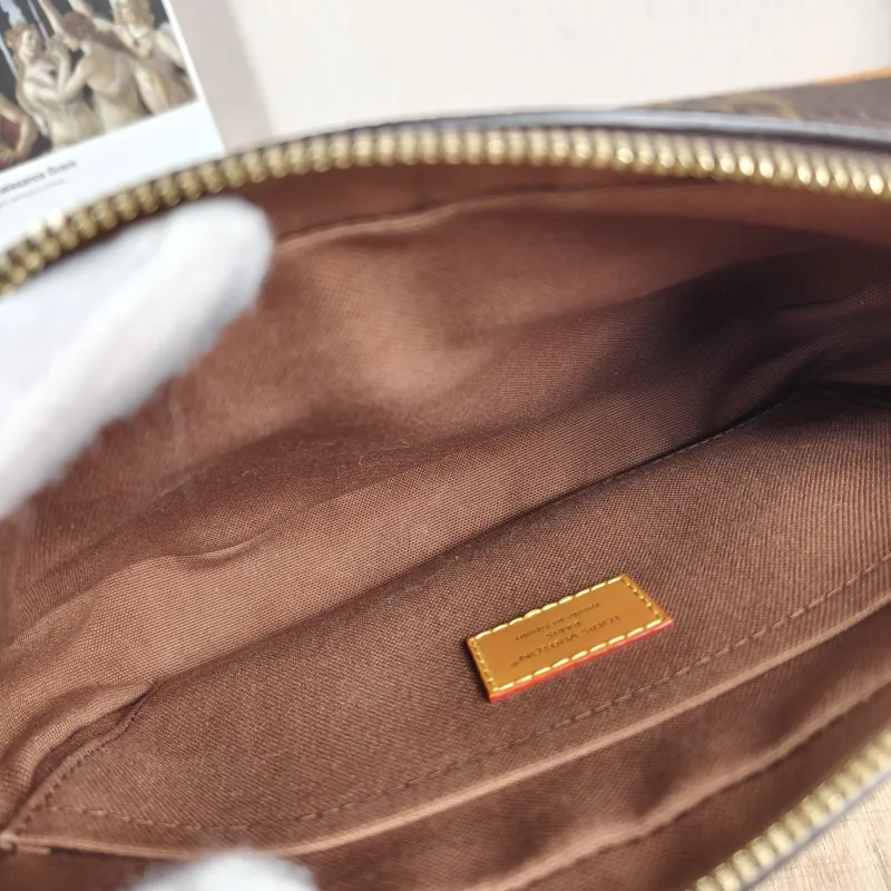 Louis Vuitton Crossbody Bag Nil Messenger Bag Monogram PVC One Size 25 × 11 × 17.5 cm — detail view 5 of 11