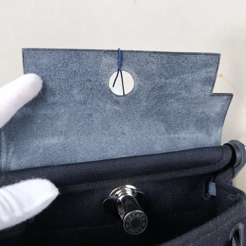 Hermès Crossbody Bag Herbag Zip 20Black Canvas mini20.5 × 7 × 16.5 cm — detail view 6 of 15