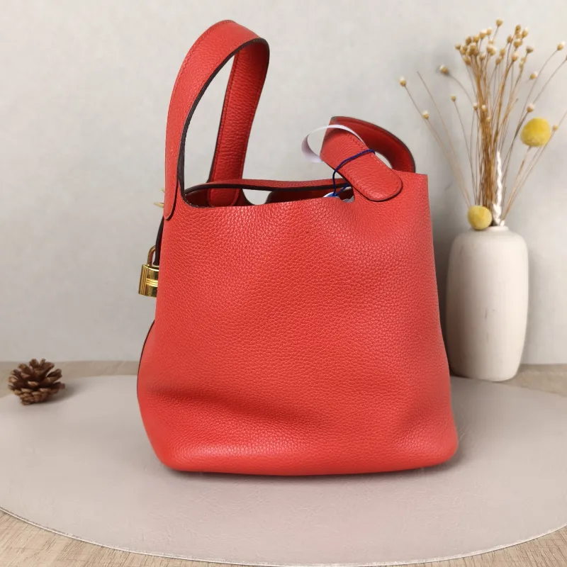Hermès Top Handle Bag Picotin Lock 18 18S3 Red TC Calfskin Small18 × 13 × 18 cm — detail view 1 of 10