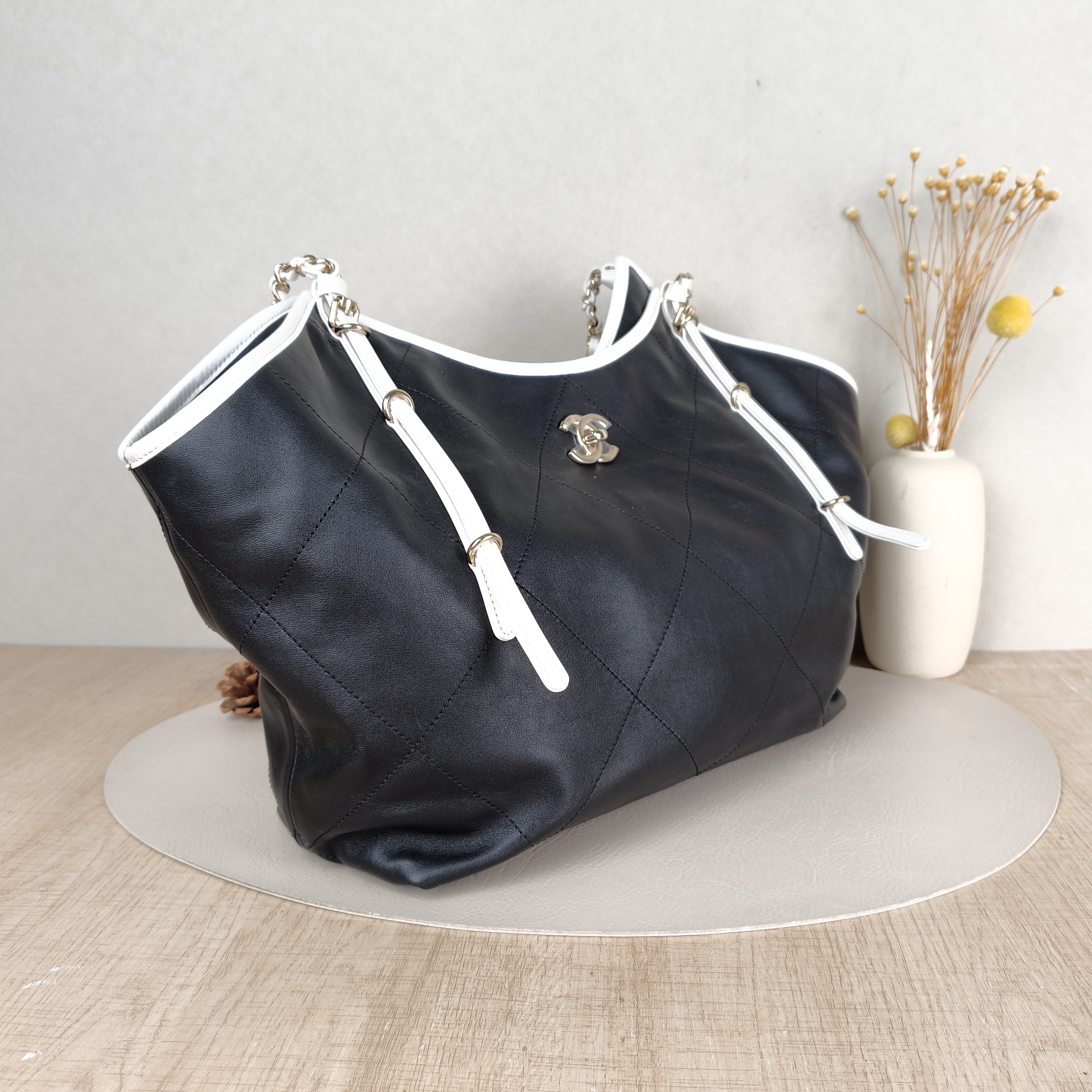 Chanel Shoulder Bag Collection Tote Bag Lambskin One Size30 × 11 × 30 cm — cover view 5 of 5