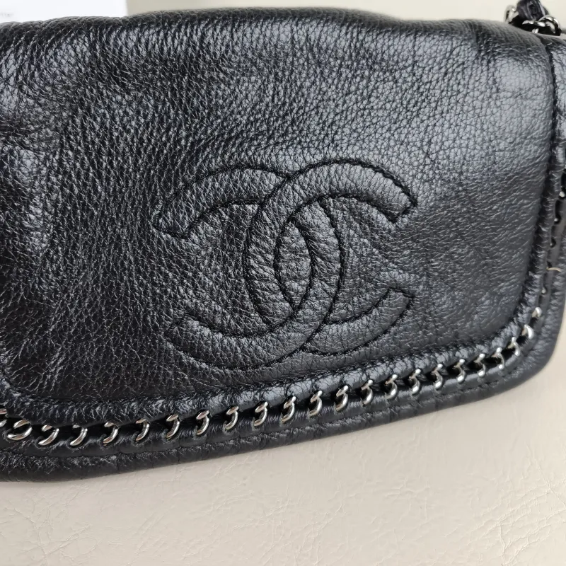Chanel Shoulder Bag Black Calfskin 24 × 6 × 14 cm 10 Conditioned — detail view 8 of 11