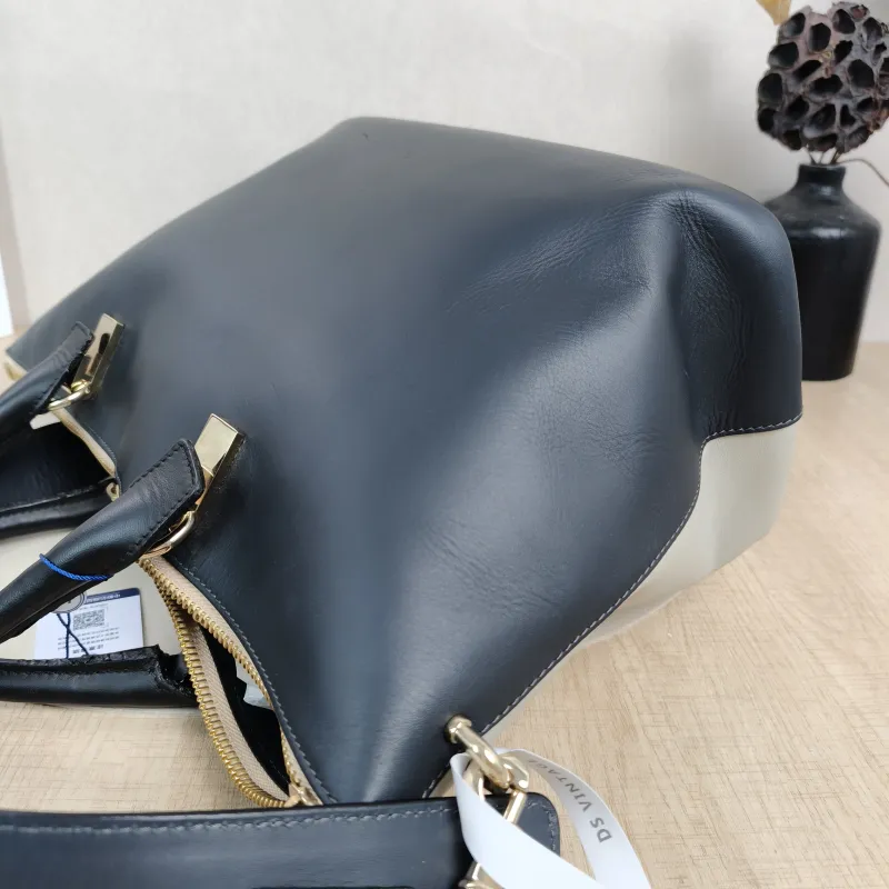 Chloé Shoulder Bag Shoulder Bag Beige Black Calfskin One Size30 × 14 × 23 cm — detail view 4 of 13