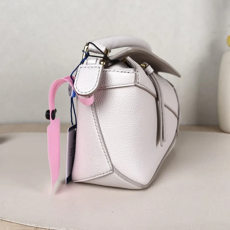 LOEWE Crossbody Bag Puzzle White Calfskinmini18 × 8 × 12.5 cm — detail view 11 of 12