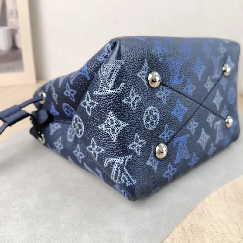 Louis Vuitton Crossbody Bag BELLA · Calfskin One Size 22 × 14 × 19 cm — detail view 11 of 11