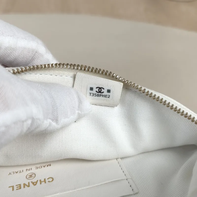 Chanel Belt Bag Belt Bag White Grained Calfskin One Size23 × 6 × 12 cm — detail view 4 of 13