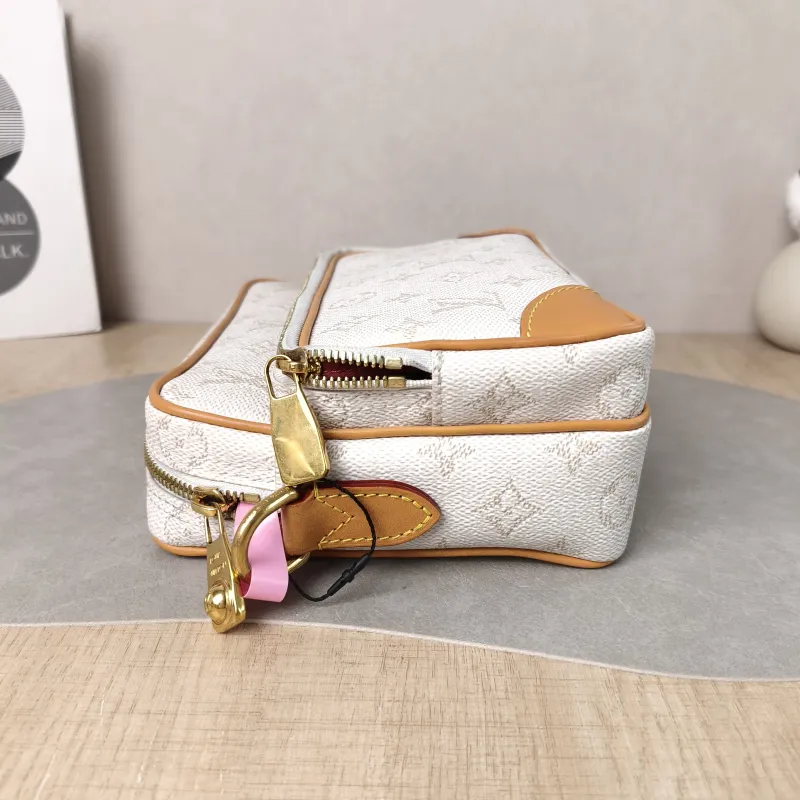 Louis Vuitton Crossbody Bag Nil Messenger Bag PVC One Size 25 × 11 × 17.5 cm — detail view 4 of 12