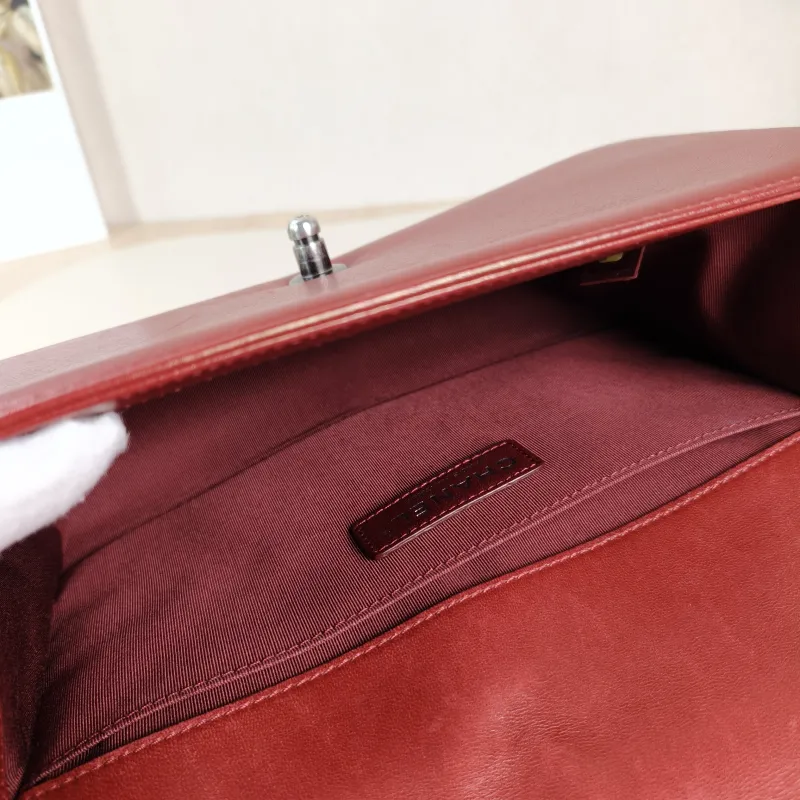 Chanel Crossbody Bag Le Boy​Red Calfskin Medium25 × 9 × 15 cm — detail view 7 of 14