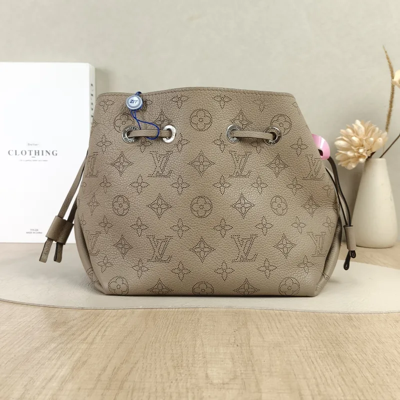 Louis Vuitton Crossbody Bag BELLA Calfskin22 × 14 × 19 cm