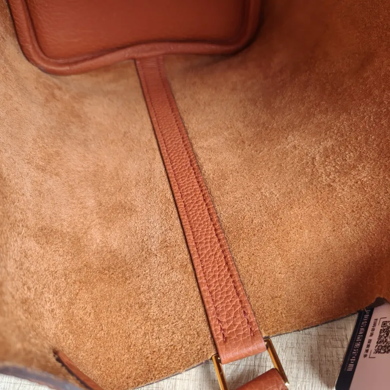 Hermès Top Handle Bag Picotin Lock 18 1836 Red TC Calfskin Small18 × 13 × 18 cm — detail view 7 of 11