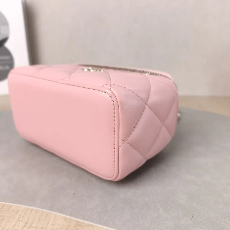 Chanel Crossbody Bag Edition Pink Lambskin One Size 16 × 8 × 9.5 cm 31 — detail view 11 of 12