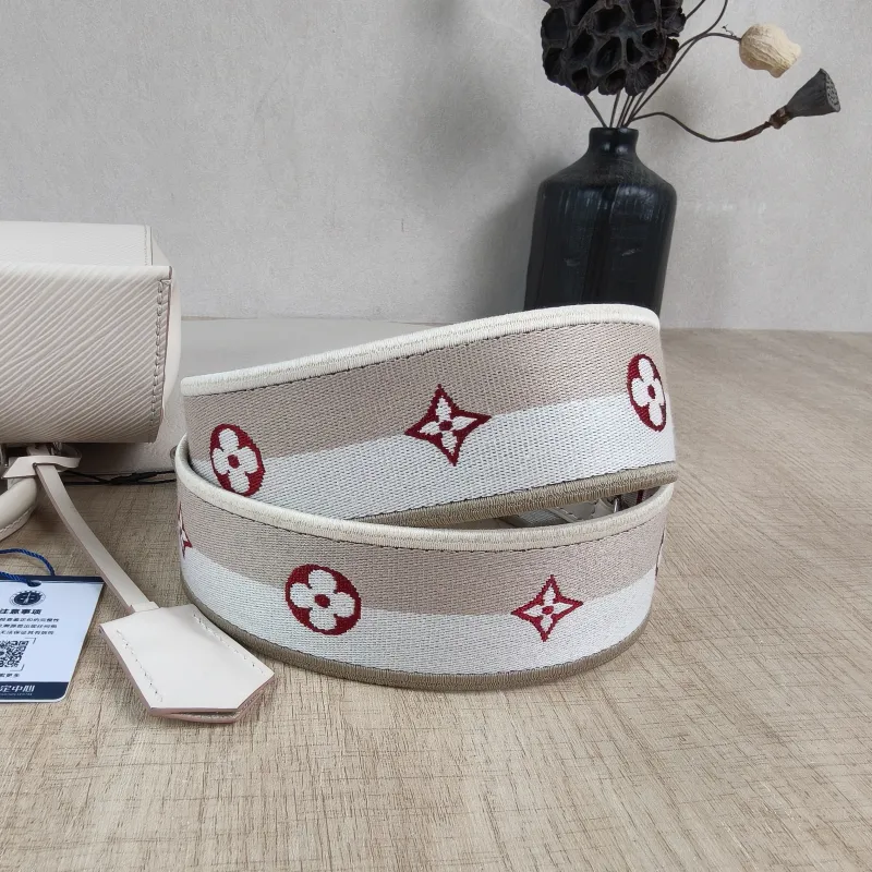 Louis Vuitton Crossbody Bag CLUNY White Epi Embossed Calfskin Mini 20 × 7.5 × 16 cm — detail view 12 of 14