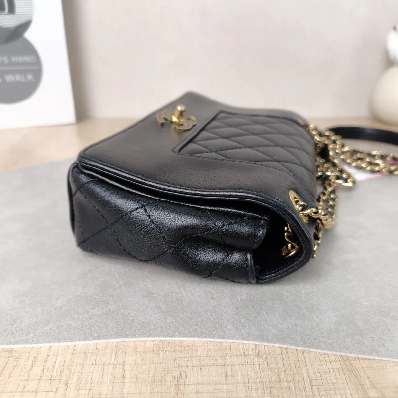 Chanel Crossbody Bag Crossbody Bag Black Calfskin One Size 21 × 5 × 13 cm 23 — detail view 7 of 12