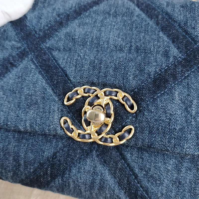 Chanel Crossbody Bag 19Bag Navy Small 26 × 9 × 16 cm — detail view 1 of 12