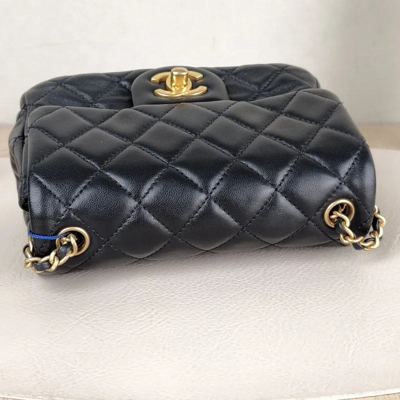 Chanel Crossbody Bag Black Lambskinmini17 × 8 × 13.5 cm — detail view 15 of 16