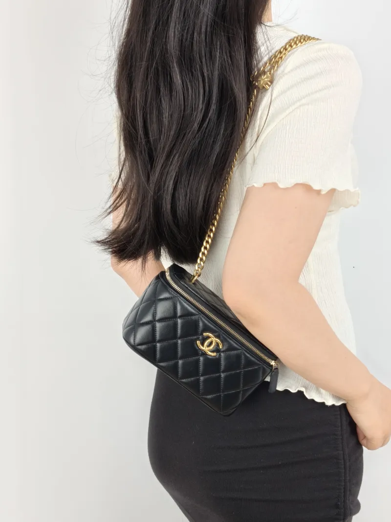 Chanel Crossbody Bag Edition Black Lambskin One Size 17 × 8 × 9.5 cm Conditioned — on-model view 2 of 2