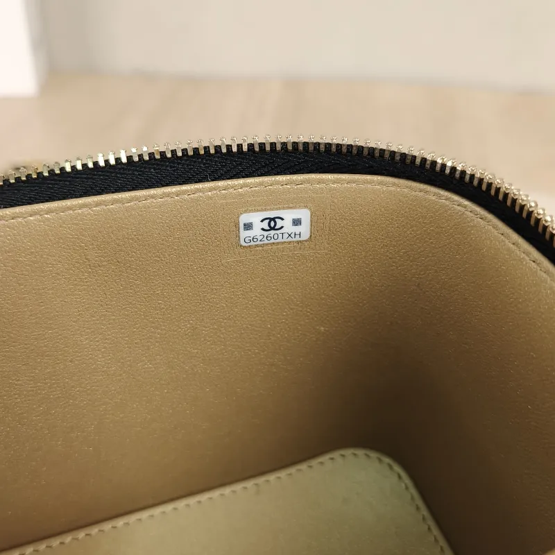 Chanel Crossbody Bag Edition Black Lambskin One Size17 × 8 × 9.5 cm — detail view 11 of 13