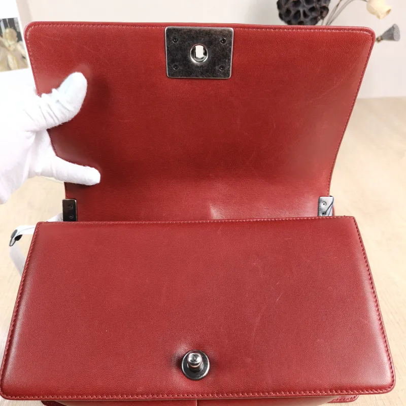 Chanel Crossbody Bag Le Boy​Red Calfskin Medium25 × 9 × 15 cm — detail view 3 of 14
