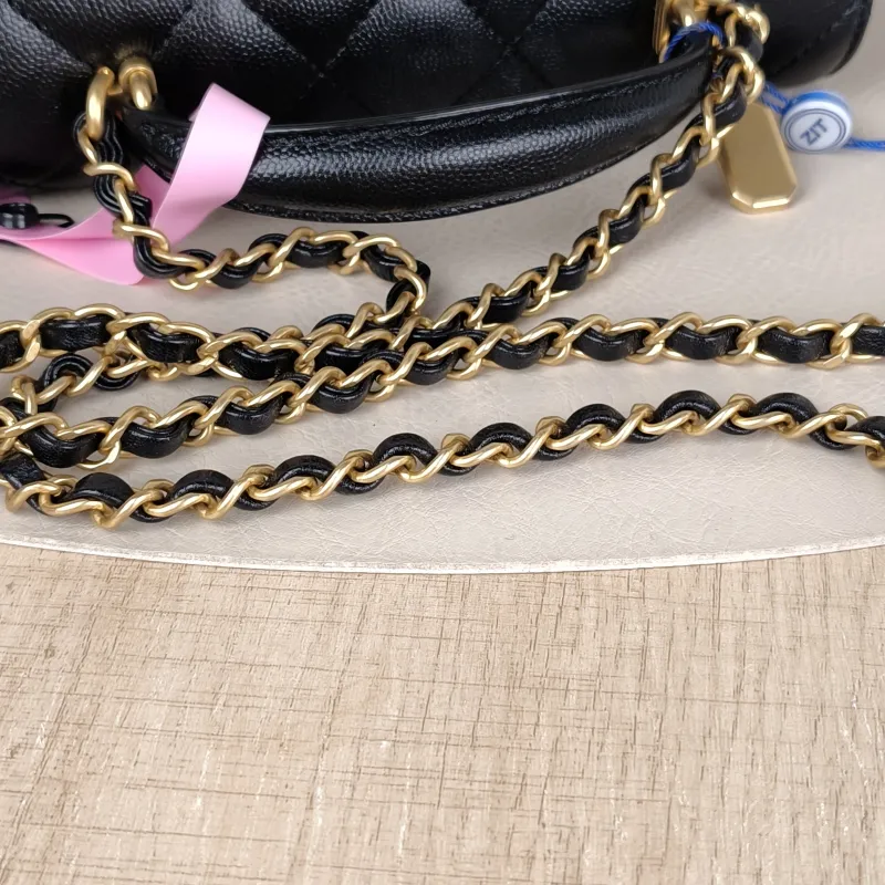 Chanel Crossbody Bag Black Grained Calfskin 21 × 9 × 15 cm — detail view 4 of 14