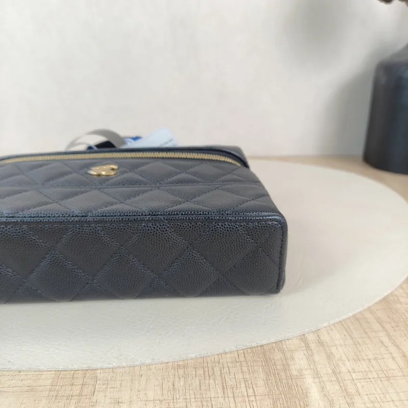 Chanel Crossbody Bag lp Black Grained Calfskin One Size19.5 × 5 × 17 cm — detail view 1 of 13