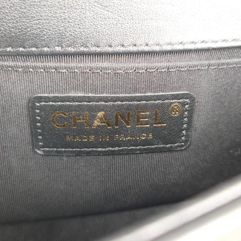 Chanel Crossbody Bagv Le Boy​Black Calfskin Small20.5 × 8.5 × 12 cm — detail view 3 of 16