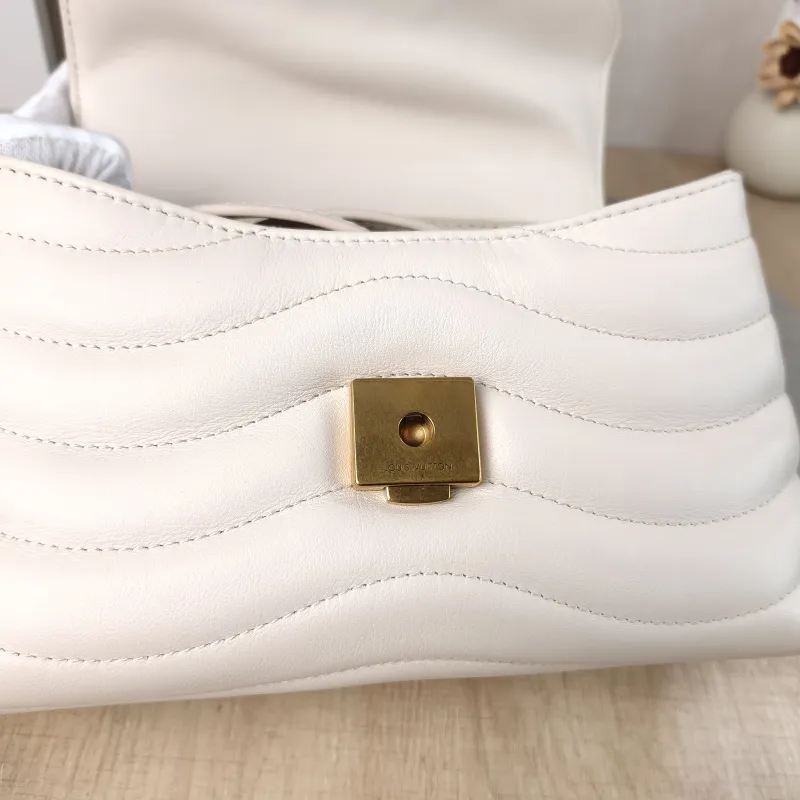 Louis Vuitton Crossbody Bag New Wave Hold Me Top Handle Bag White Calfskin One Size 23 × 10 × 15 cm — detail view 1 of 13