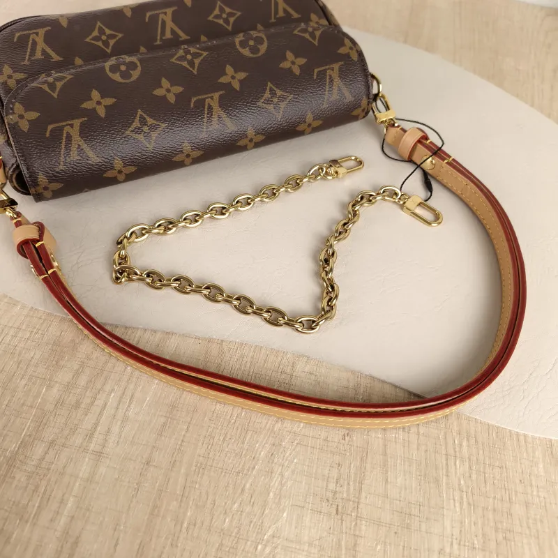 Louis Vuitton Crossbody Bag IVY Monogram PVC Small 23.5 × 4.3 × 12 cm — detail view 4 of 11