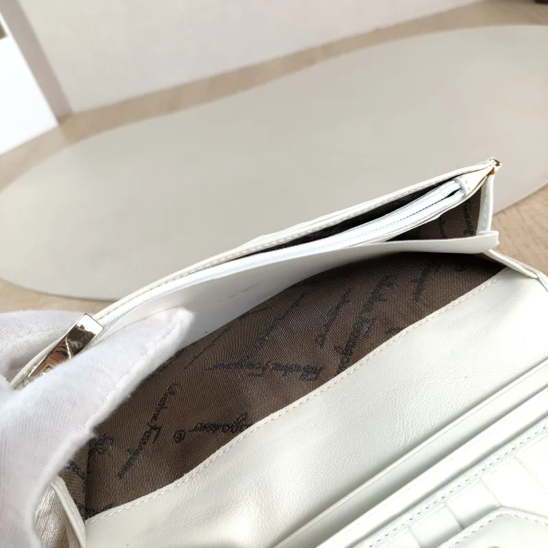 FERRAGAMO Wallet Wallet White Calfskin 18 × 2 × 9 cm — detail view 4 of 9