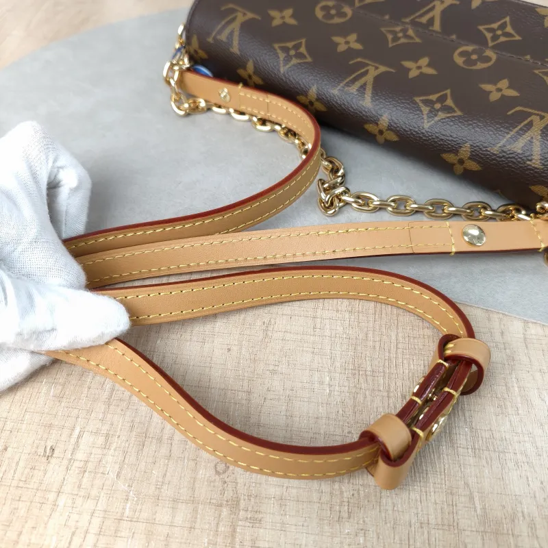 Louis Vuitton Crossbody Bag IVY Monogram PVC Small 23.5 × 4.3 × 12 cm — detail view 8 of 11