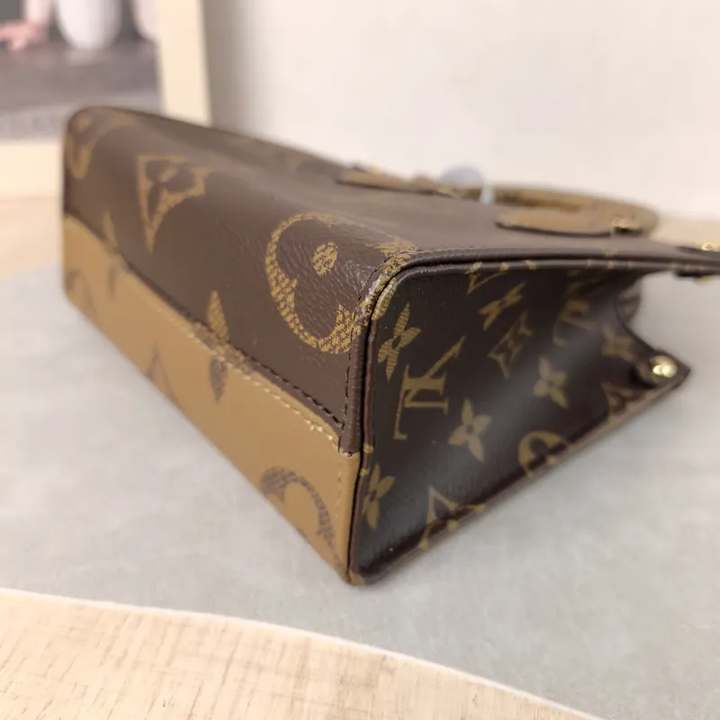 Louis Vuitton Crossbody Bag Onthego BB Monogram PVC BB 18 × 8.5 × 15 cm — detail view 1 of 14