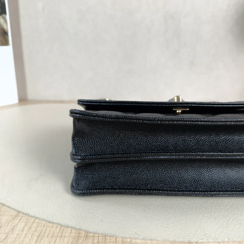 Chanel Crossbody Bag Black Calfskin One Size18.5 × 6 × 11 cm — detail view 10 of 12