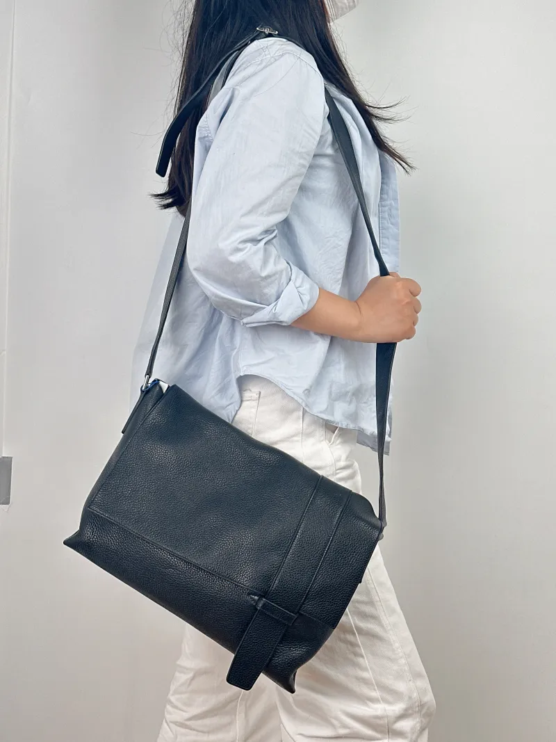 Hermès Shoulder Bag Alfred Messenger Bag Shoulder Bag Black TC Calfskin One Size 35 × 13 × 25 cm P — on-model view 1 of 2
