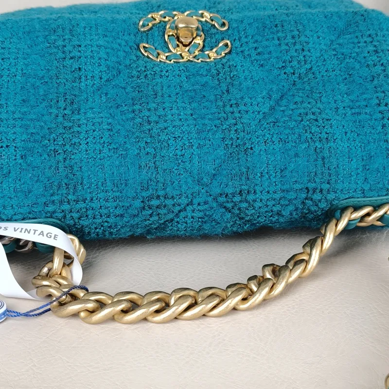 Chanel Crossbody Bag 19Bag Green Small 26 × 9 × 16 cm 29 — detail view 4 of 15