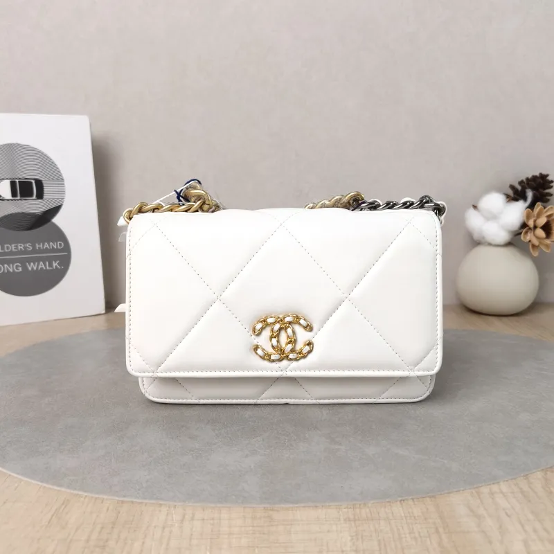 Chanel Crossbody Bag 19Bag WOC White SL ambskin Mini 19.2 × 3.5 × 12.3 cm 31