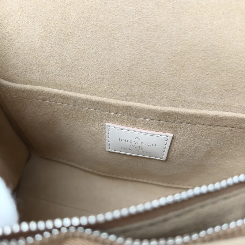 Louis Vuitton Crossbody Bag CLUNY White Epi Embossed Calfskin Mini 20 × 7.5 × 16 cm — detail view 4 of 13