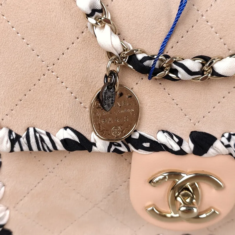Chanel Crossbody Bag Edition Pink Suede 19 × 5 × 13.5 cm — detail view 5 of 13