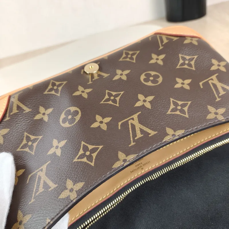 Louis Vuitton Crossbody Bag Diane Baguette Bag Shoulder Strap PVC Small 24 × 9 × 15 cm — detail view 9 of 13