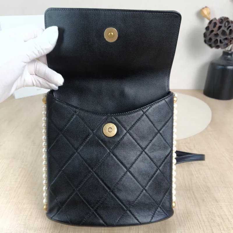 Chanel Crossbody Bag Pearl Crossbody Bag Black Calfskin One Size18.5 × 7.5 × 19 cm — detail view 3 of 11