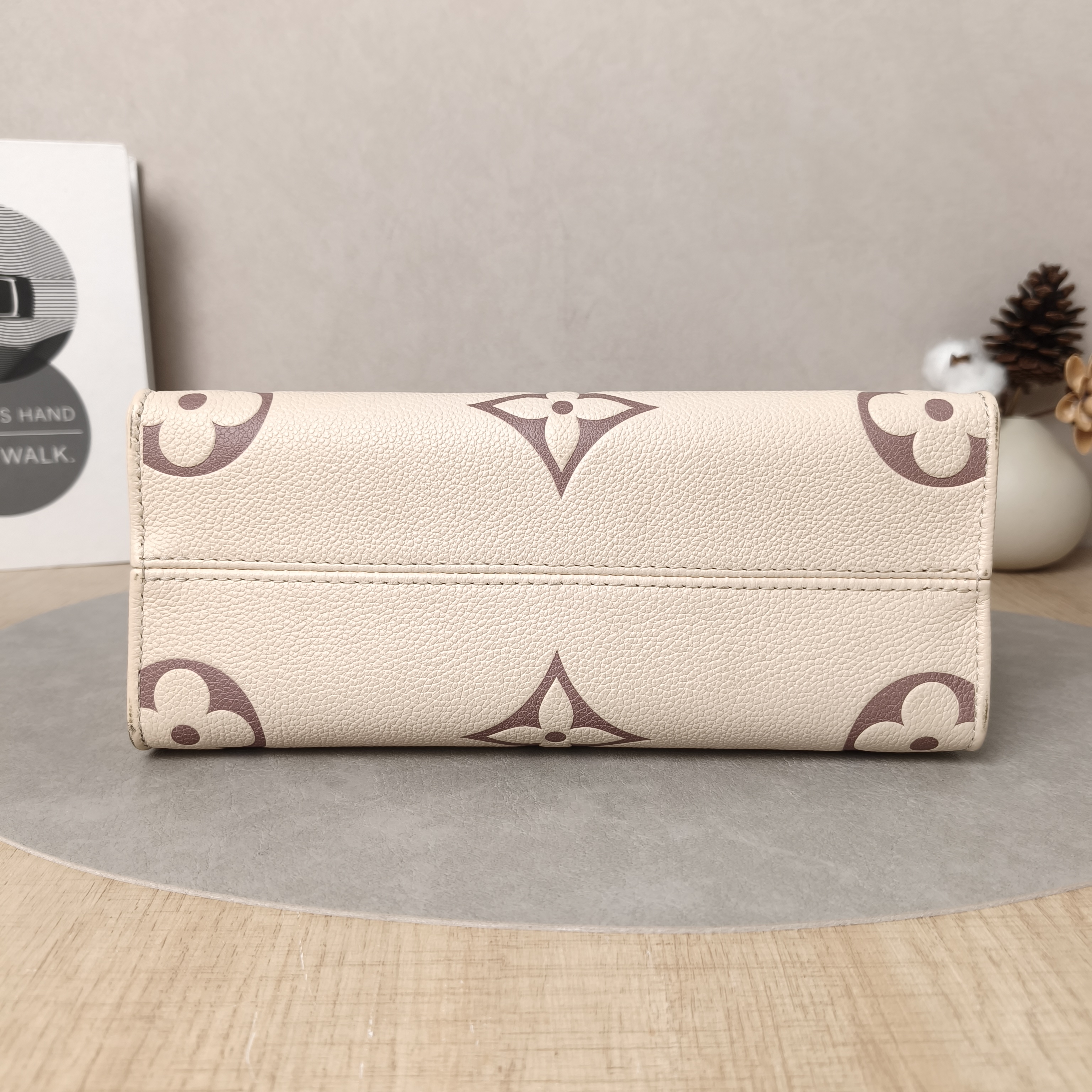 Louis Vuitton Shoulder Bag Onthego White · Pink Empreinte Embossed Calfskin Small25 × 11.5 × 19 cm — cover view 4 of 5