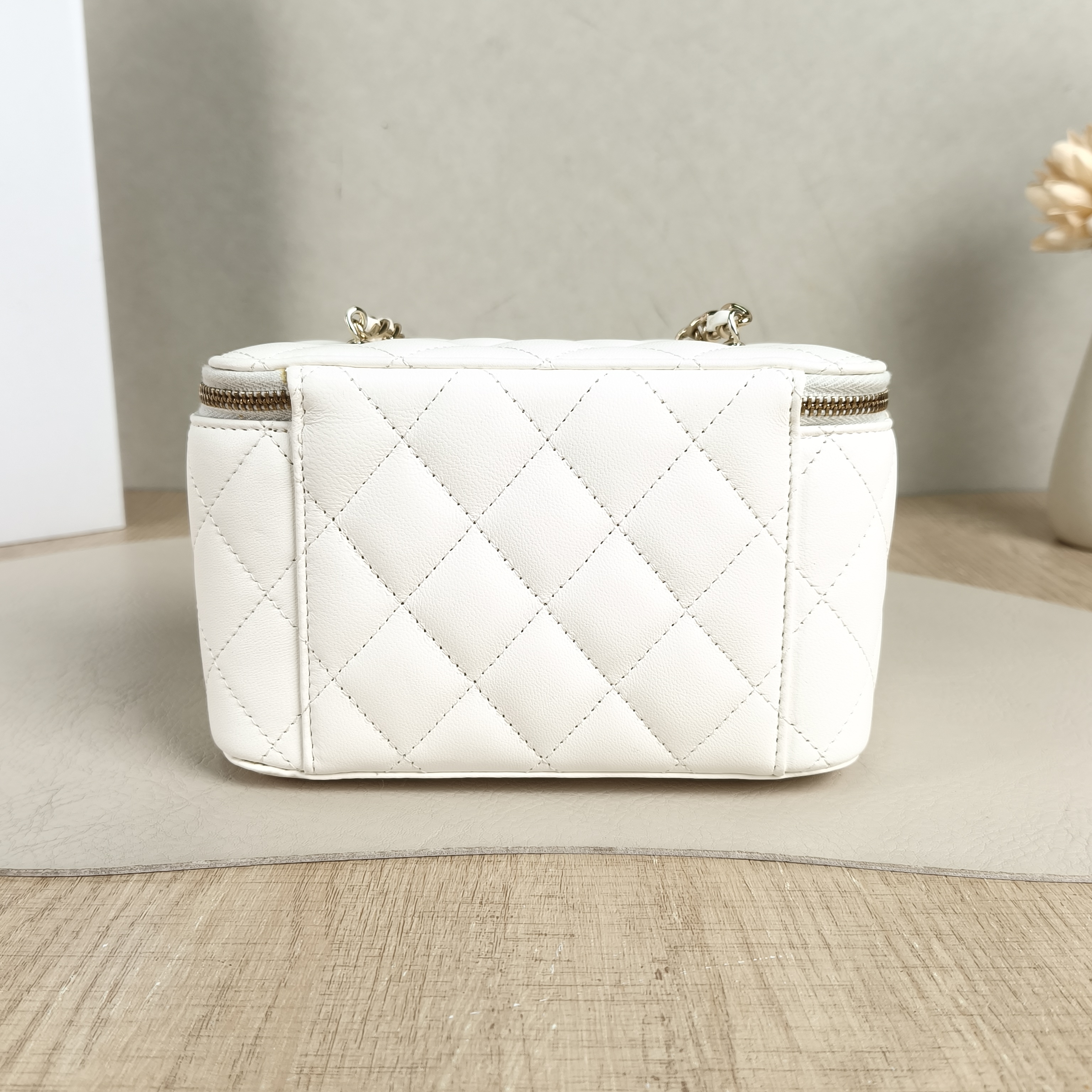 Chanel Crossbody Bag Edition White Lambskin One Size16 × 8 × 9.5 cm — cover view 3 of 6
