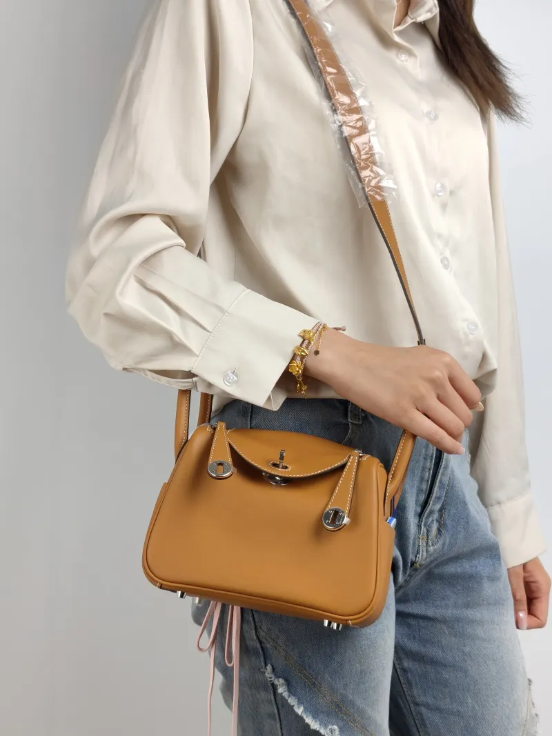 Hermès Crossbody Bag Lindy Mini 19 1H Swift Calfskin Mini 19 × 9.5 × 13 cm G — on-model view 2 of 2