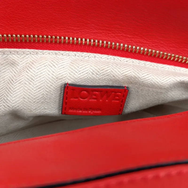 LOEWE Crossbody Bag Puzzle Red Calfskin Medium29 × 14 × 19.5 cm — detail view 2 of 13