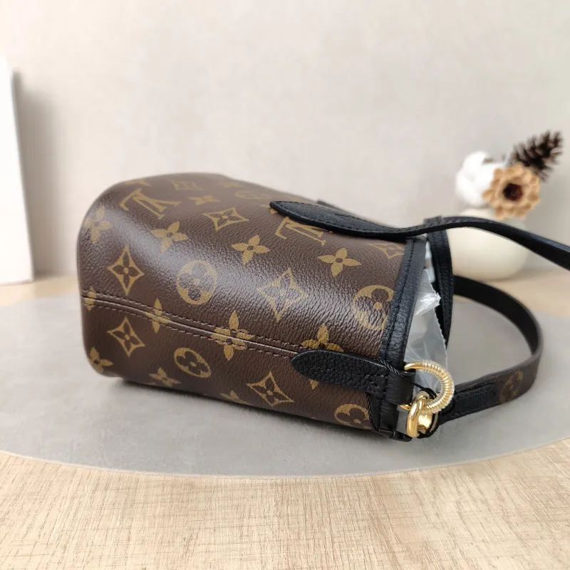 Louis Vuitton Crossbody Bag NEVERFULL INSIDE OUT BB Black PVC · Calfskin BB26.5 × 11 × 16.5 cm — detail view 6 of 11