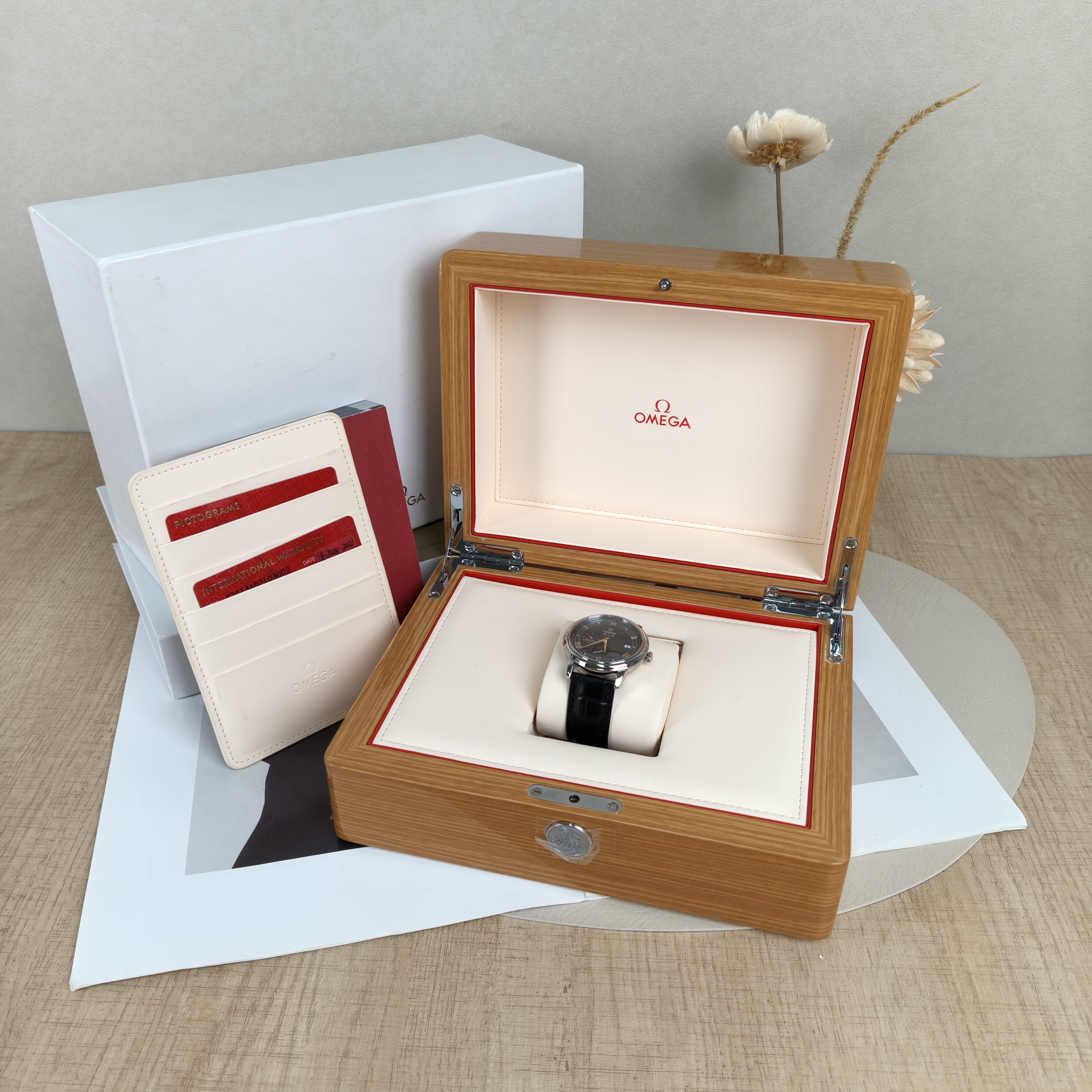 OMEGA Watch Collection Watch Grey 39.5mm — cover view 5 of 9