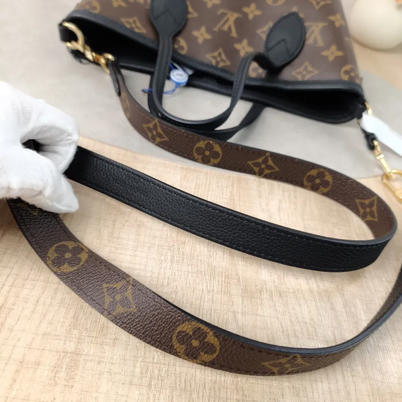 Louis Vuitton Crossbody Bag NEVERFULL INSIDE OUT BB Black PVC · Calfskin BB26.5 × 11 × 16.5 cm — detail view 10 of 11