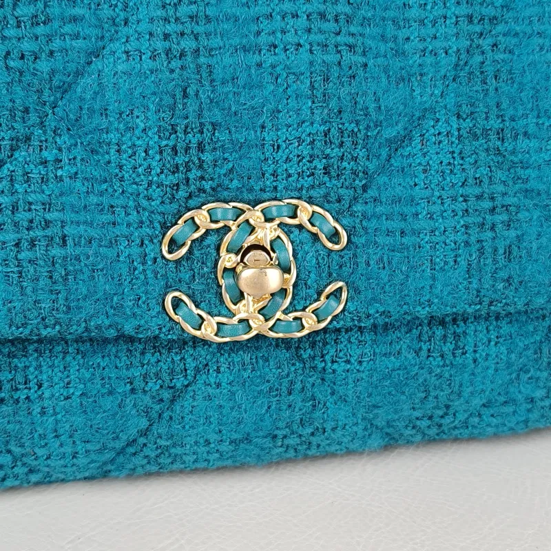 Chanel Crossbody Bag 19Bag Green Small 26 × 9 × 16 cm 29 — detail view 3 of 15