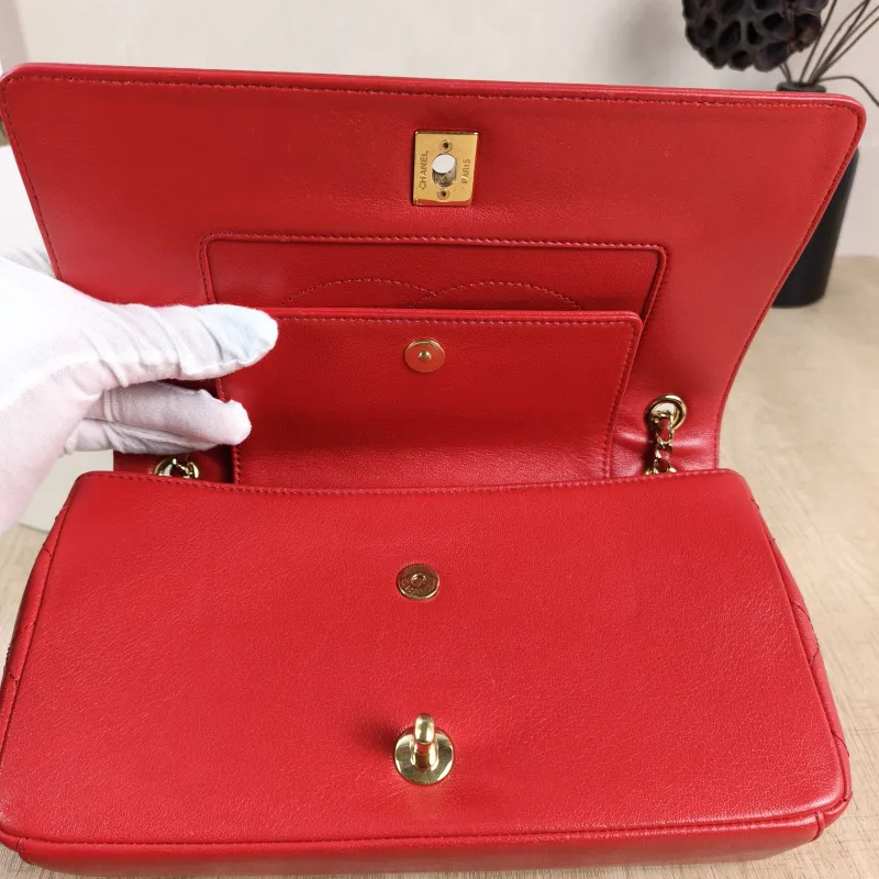 Chanel Crossbody Bag C Crossbody Bag Red Calfskin One Size25 × 6 × 15 cm — detail view 8 of 13